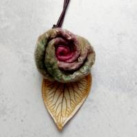 Handgemachte Filzkette mit filigraner Rose und elegantem Keramikblatt - Blütenpracht von Lohmi-Design Bild 2