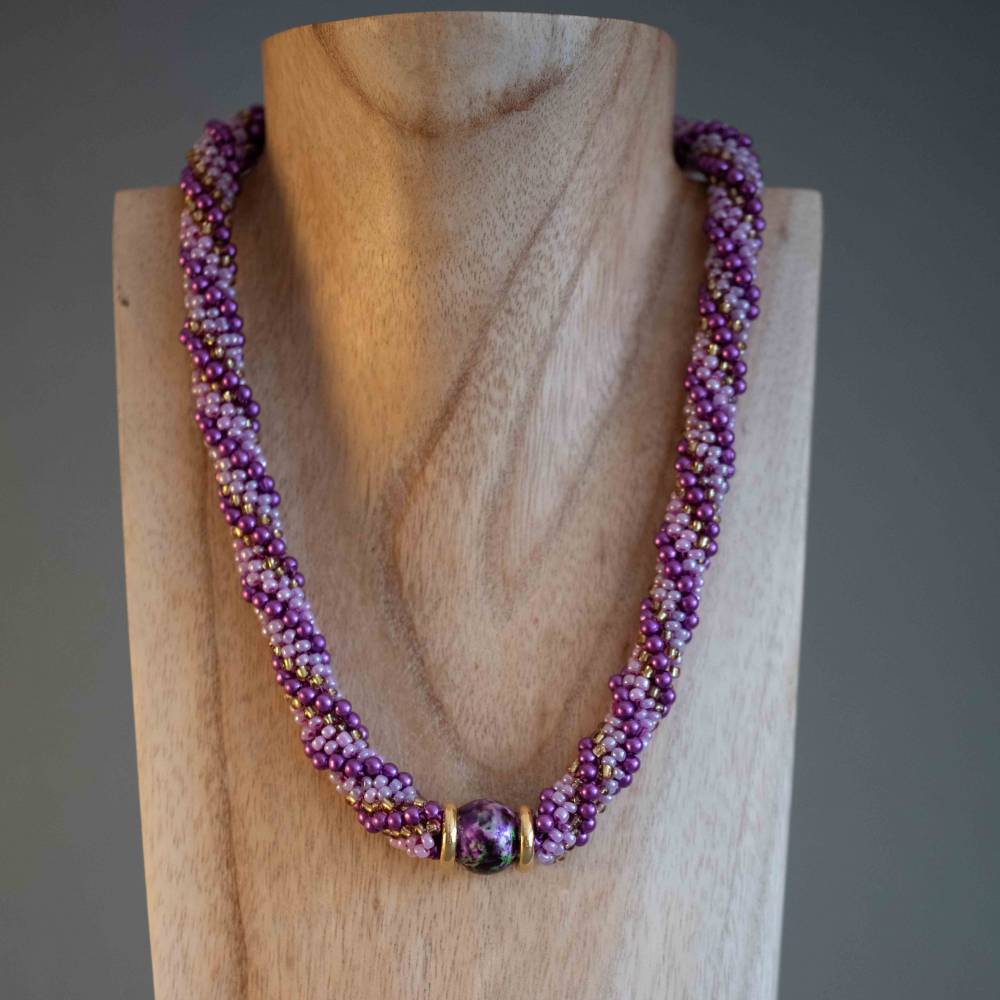 Glasperlenkette gehäkelt, violett lila gold, 46 cm, Halskette aus Glasperlen gehäkelt, Häkelkette, Glasperlenkette Bild 1