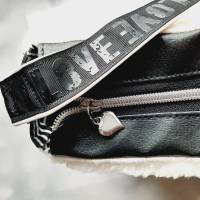 Angesagte Tasche aus Kuschelfell in schwarz weiß mit Details (Schnitt Lukinette von Monjataschen) Bild 2