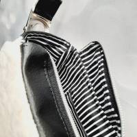 Angesagte Tasche aus Kuschelfell in schwarz weiß mit Details (Schnitt Lukinette von Monjataschen) Bild 4
