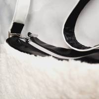 Angesagte Tasche aus Kuschelfell in schwarz weiß mit Details (Schnitt Lukinette von Monjataschen) Bild 6