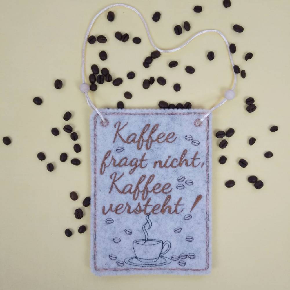 Maschinengesticktes Statementschild "Kaffee fragt nicht, Kaffee versteht"- neues Design Bild 1