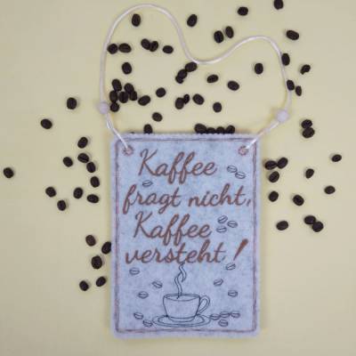Maschinengesticktes Statementschild "Kaffee fragt nicht, Kaffee versteht"- neues Design