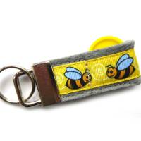 Schlüsselanhänger Anhänger "Biene" aus  Wollfilz und Ripsband - mit Fach für den Einkaufswagen-Chip Bild 5