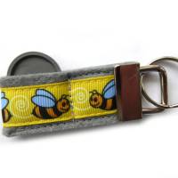 Schlüsselanhänger Anhänger "Biene" aus  Wollfilz und Ripsband - mit Fach für den Einkaufswagen-Chip Bild 6