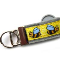 Schlüsselanhänger Anhänger "Biene" aus  Wollfilz und Ripsband - mit Fach für den Einkaufswagen-Chip Bild 7