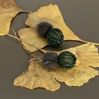 Ohrringe mit doppelt gestrickter Kugel aus olivgrünem Kupferdraht und schlammfarbenen Kunstfell Kugeln Bild 4