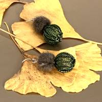 Ohrringe mit doppelt gestrickter Kugel aus olivgrünem Kupferdraht und schlammfarbenen Kunstfell Kugeln Bild 5