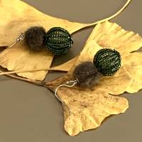 Ohrringe mit doppelt gestrickter Kugel aus olivgrünem Kupferdraht und schlammfarbenen Kunstfell Kugeln Bild 6