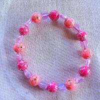 Perlenarmband in Rosa & Pink mit lila Herzchen-Motivperlen handgefertigt von Hobbyhaus Bild 10