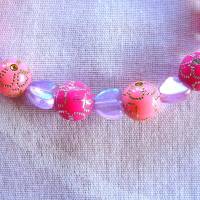 Perlenarmband in Rosa & Pink mit lila Herzchen-Motivperlen handgefertigt von Hobbyhaus Bild 2
