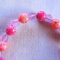 Perlenarmband in Rosa & Pink mit lila Herzchen-Motivperlen handgefertigt von Hobbyhaus Bild 3