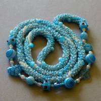 Lange Glasperlenkette gehäkelt, blau weiß, 84 cm, Häkelkette, Halskette, Perlenkette, Häkelschmuck handgemacht Bild 1