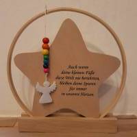 Geschenk für ein Sternkind im Rahmen, Ring mit personalisierbar Holzstern mit Plott und Perlenkette in Regenbogenfarben Bild 1