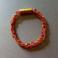 Häkelarmband rot gold, Länge 19,5 cm, Armband aus Rocailles und Stiftperlen gehäkelt, Armkettchen Bild 1