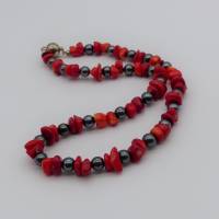 Edelsteinkette, Koralle und Hämatit, Halskette in rot und grau, rote Edelsteinperlen, Schmuck aus Edelstein Bild 2