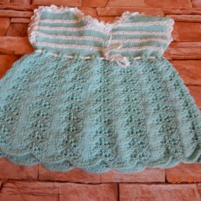 Süßes grünes handgestricktes Babykleidchen,