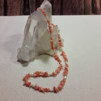 Halskette aus apricotfarbener Koralle und Süßwasserperlen, teilgeknotet Bild 1