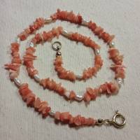 Halskette aus apricotfarbener Koralle und Süßwasserperlen, teilgeknotet Bild 2