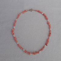 Halskette aus apricotfarbener Koralle und Süßwasserperlen, teilgeknotet Bild 3