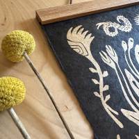 Linoldruck Dornige Blume - Gold auf Schwarz Bild 3