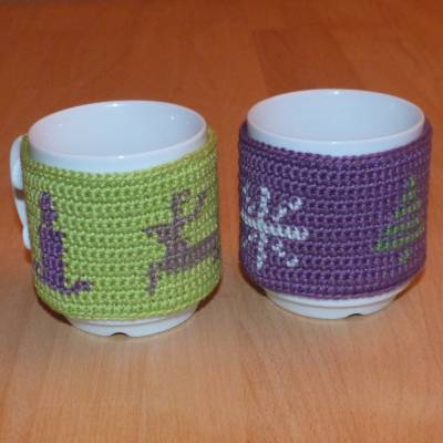 Häkelanleitung weihnachtliche Tassenwärmer mit eingehäkelten Motiven, pdf-Datei