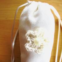 Lavendelspitztüte aus Seide mit einem Häkelblümchen verziert von Hobbyhaus Bild 2