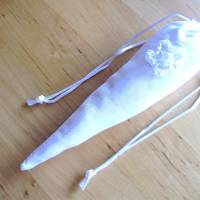 Lavendelspitztüte aus Seide mit einem Häkelblümchen verziert von Hobbyhaus Bild 3