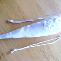 Lavendelspitztüte aus Seide mit einem Häkelblümchen verziert von Hobbyhaus Bild 4