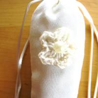 Lavendelspitztüte aus Seide mit einem Häkelblümchen verziert von Hobbyhaus Bild 5