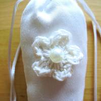 Lavendelspitztüte aus Seide mit einem Häkelblümchen verziert von Hobbyhaus Bild 7