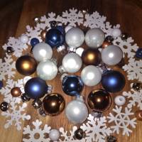 X-Mas Deko-Bastel-Set 64 Teile blau braun weiß Weihnachtskugeln Schneeflocken Glöckchen Holzperlen Bild 2