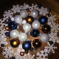 X-Mas Deko-Bastel-Set 64 Teile blau braun weiß Weihnachtskugeln Schneeflocken Glöckchen Holzperlen Bild 3
