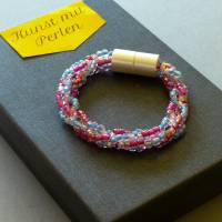 Schickes Glasperlenarmband gehäkelt, türkis himbeer creme, 20 cm, Armband, Magnetverschluss, Einzelstück Bild 1