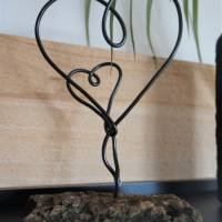 Handgemachte Herzskulptur aus Draht und Holz | industrial Deko Wohnzimmer | Drahtfigur Line Art Liebe |  minimalistisch Bild 3