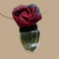 Handgefilzte Kette mit keramischem Blatt und Wolle in handgefärbten Farben - - Rosenglück von Lohmi-Design Bild 1