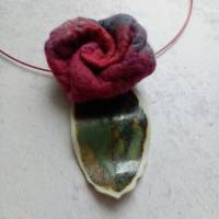 Handgefilzte Kette mit keramischem Blatt und Wolle in handgefärbten Farben - - Rosenglück von Lohmi-Design Bild 2
