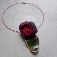 Handgefilzte Kette mit keramischem Blatt und Wolle in handgefärbten Farben - - Rosenglück von Lohmi-Design Bild 3