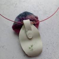 Handgefilzte Kette mit keramischem Blatt und Wolle in handgefärbten Farben - - Rosenglück von Lohmi-Design Bild 4