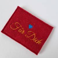 Gutscheinhülle aus Filz für Geschenkkarten im Scheckkartenformat - rot mit Herzchen in blau - von he-ART by helen hesse Bild 2