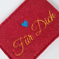 Gutscheinhülle aus Filz für Geschenkkarten im Scheckkartenformat - rot mit Herzchen in blau - von he-ART by helen hesse Bild 3
