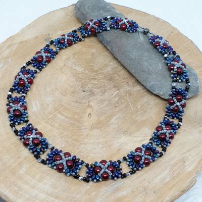 „Midnight Sonata“ – Handgefertigtes Collier in Blau & Weinrot – Tragbare Eleganz für den Hals