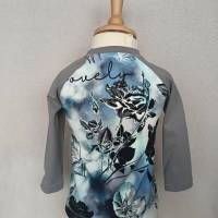 Grau-blaues Bio-Langarmshirt mit floralem Muster in Gr. 86 Bild 4