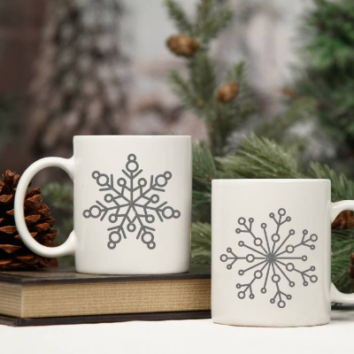 Zwei verschiedene Schneeflocken mit runden Elementen