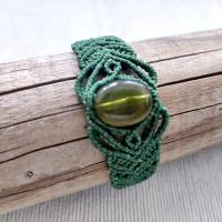 bezauberndes Makramee Armband in grün mit großem Schmuckstein in olivgrün Bild 1