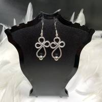 Ohrringe mit silberfarbenem Ornament aus Aluminiumdraht mit Edelstahlperle Bild 1