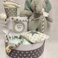 Windeltorte Elefant weiß grau mit Name baby torte babyshower party geburt taufe geschenk schnullerkette boy girl kuchen Bild 7