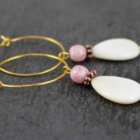 Creolen Ohrringe mit Tropfen Perlen, weiß creme und rosa, goldfarben Bild 1