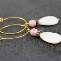 Creolen Ohrringe mit Tropfen Perlen, weiß creme und rosa, goldfarben Bild 2