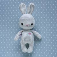 Häkeltier Amigurumi Häkelhase Hase Mini weiß aus Baumwolle Handarbeit tolles Geschenk für Kinder Bild 1